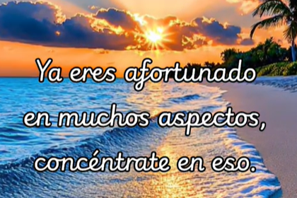 Ya eres afortunado en muchos aspectos, reflexión sobre gratitud frente al mar al atardecer
