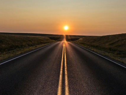 Atardecer en una carretera con el mensaje “Nuevo día, nuevas oportunidades y la misma fuerza de siempre. ¡Ve a brillar!”