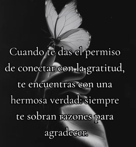 Mano sosteniendo mariposa en blanco y negro representando el poder de la gratitud y la transformación interior